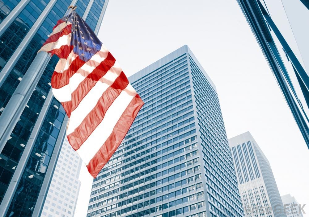 Ủy ban chứng khoán SEC us-flag-near-large-buildings