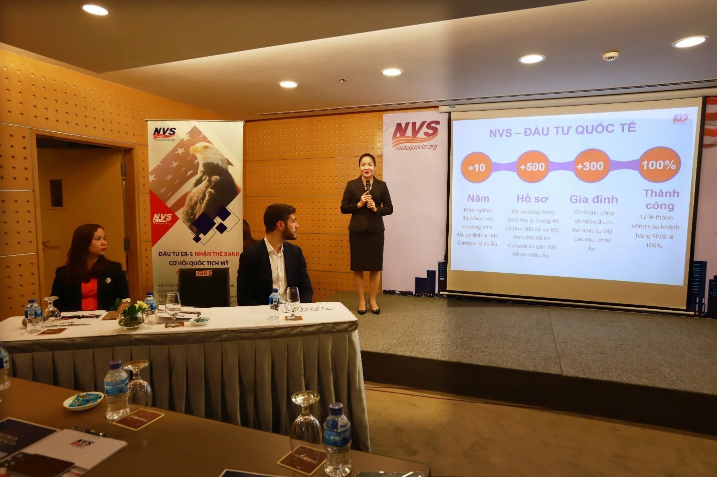 CEO NVS Trịnh Thị Thanh Nhàn trao đổi tại hội thảo định cư Mỹ EB5