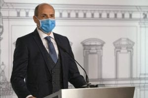 Bộ trưởng Y tế Chris Fearne cho biết Malta là quốc gia EU đầu tiên chuẩn bị tiêm vắc-xin Covid-19 cho công dân 16 tuổi