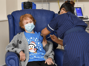 Gần một phần ba số người trưởng thành Ireland đã tiêm vắc-xin Covid-19