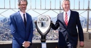 Thị trưởng Thành phố New York Bill De Blasio, bên phải, và Chủ tịch kiêm Giám đốc điều hành của Empire State Realty Trust, Tony Malkin, tham dự buổi kỷ niệm 90 năm tại Tòa nhà Empire State vào tuần trước ở New York. Thị trưởng đã đề nghị cung cấp vắc-xin miễn phí cho khách du lịch đến thành phố.