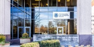 USCIS sẽ không chấp nhận các đơn I-526 mới nhưng vẫn chấp thuận đơn I-829 như bình thường