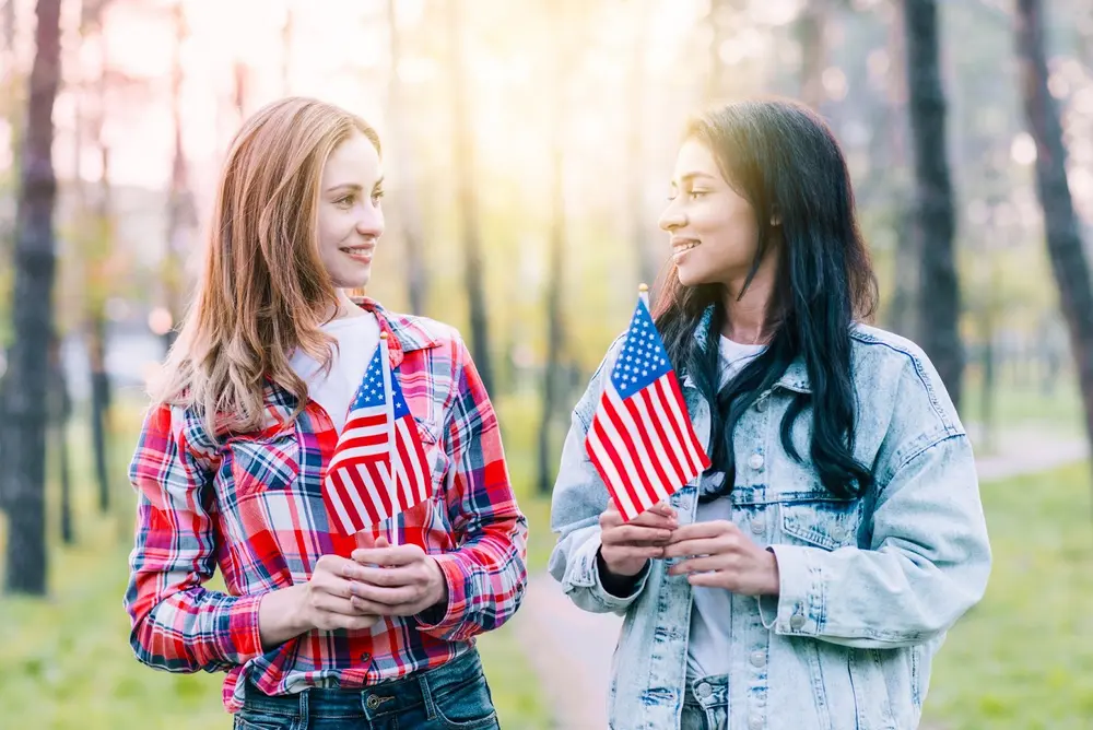 Visa J-1 – Thị thực trao đổi văn hóa, giáo dục, nghề nghiệp dành cho sinh viên, giáo viên, nhà nghiên cứu và các chương trình như Au Pair, trại hè, thực tập sinh tại Mỹ.