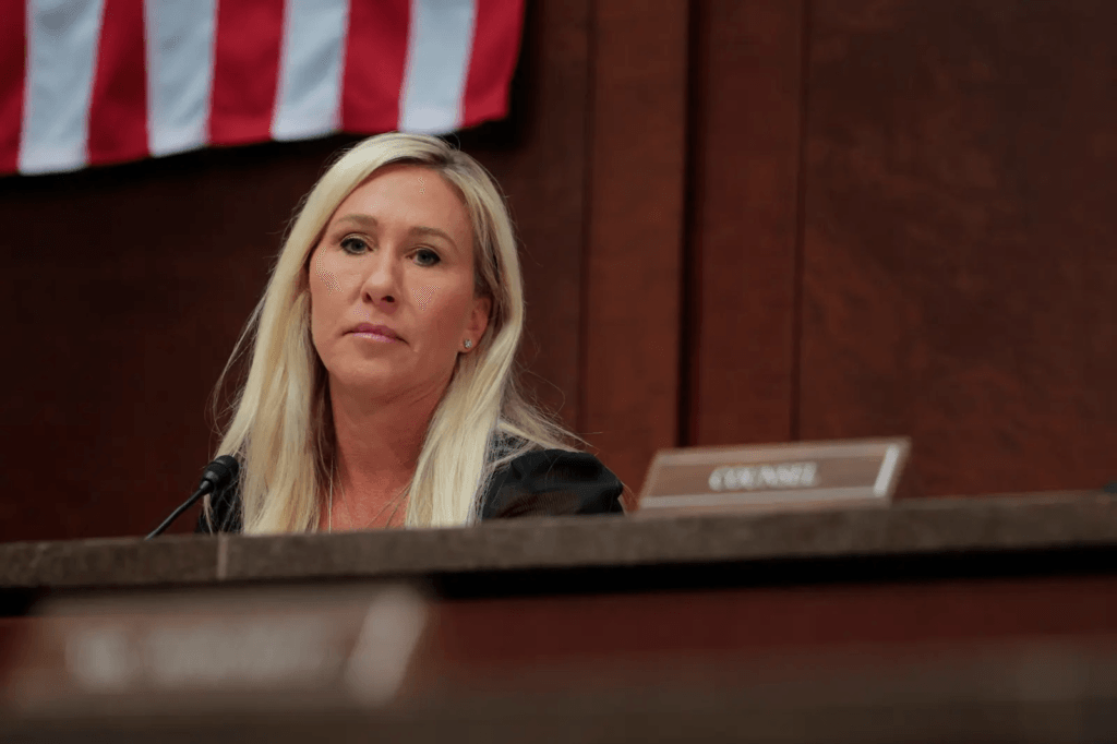 dự luật xóa bỏ hoàn toàn visa H-1B & cắt đứt lộ trình thẻ xanh tại Mỹ